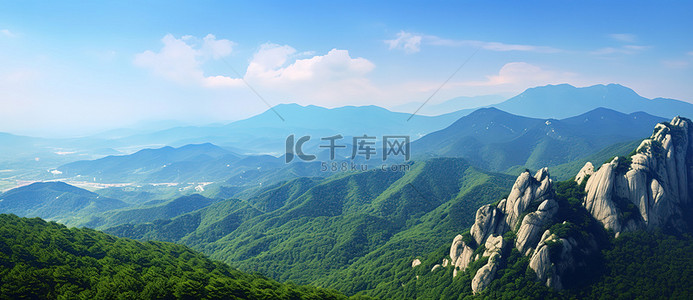 山背景图片_绿树蓝天覆盖的山脉