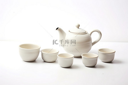 白色背景中的各种白茶壶和杯子