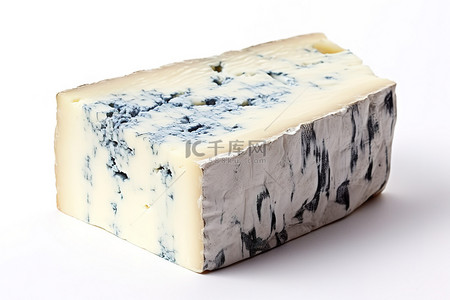 白色背景中的一片蓝奶酪