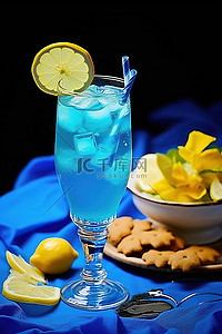 一杯加柠檬的蓝色鸡尾酒