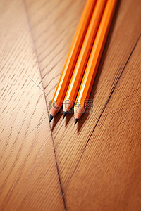 硬木地板上的两支铅笔