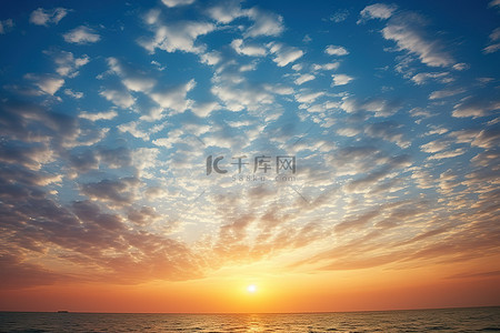 太阳在天上就像云在海洋上空一样