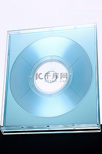 一张 CD，放在透明盒中，与白色背景隔离