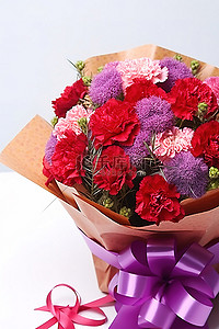 教师节背景图片_带有红玫瑰和康乃馨的紫色花束