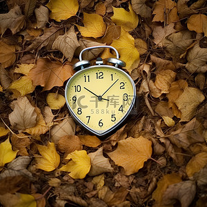 时钟的形状就像秋天叶子上的心形
