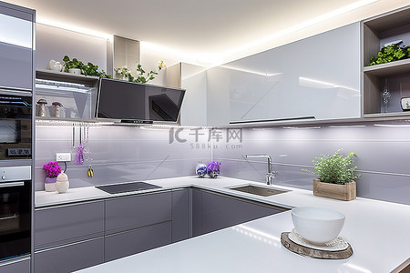 灯光台面背景图片_白色厨房配有灰色电器和台面