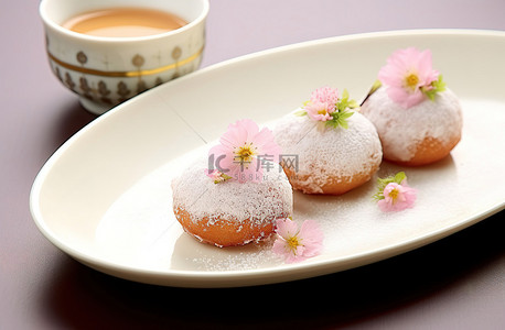 终端背景图片_一个白色的盘子，背景中有几个甜甜的小甜甜圈和鲜花
