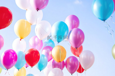 天空中的气球背景图片_天空中的彩色气球