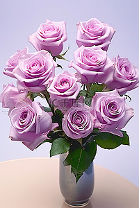 图中展示了一个插着十二朵紫玫瑰的花瓶