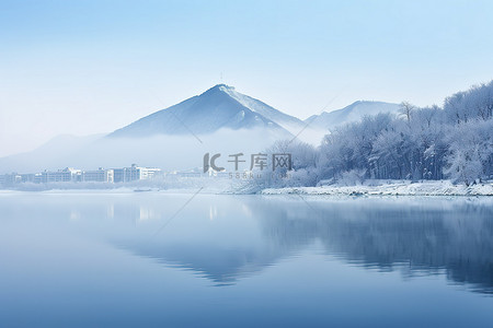 雪背景图片_被雪和山包围的湖，一侧有水