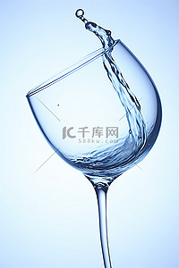酒背景图片_背景中酒杯中的蓝色水滴