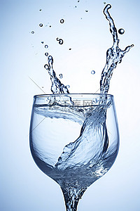 水注满玻璃杯 Sandie King 摄影 水从玻璃杯的一角倾泻而下
