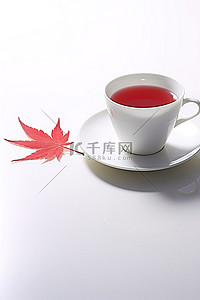 桌子上的一个杯子，上面有一片红叶