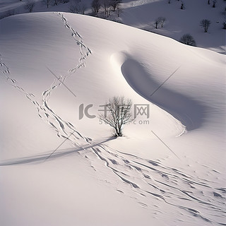 一座被雪覆盖的山，上面挂着两块滑雪板的场景