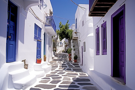 希腊米科诺斯岛白色房屋的狭窄街道