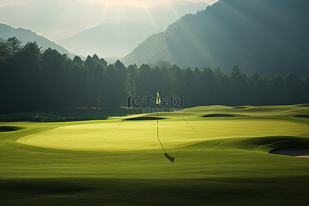 高尔夫球场山山太阳在绿色的高尔夫球场上发光