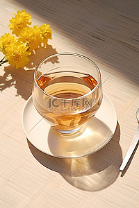 茶背景图片_一盘棕色茶，上面有玻璃杯，里面有一把勺子