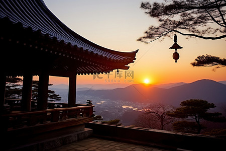 太阳落在山外的一座韩国寺庙上