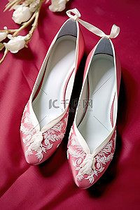 中式婚礼背景图片_一双中式婚礼拖鞋是特色