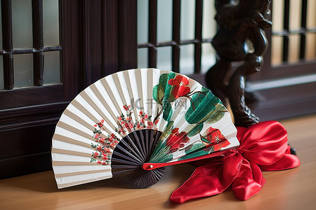 带有扇子和红色蝴蝶结的亚洲主题礼物