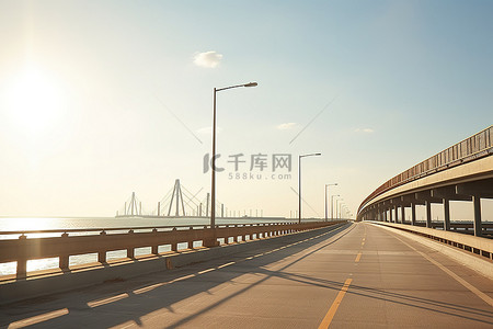 海天空背景图片_一条高速公路穿过一座空桥，阳光照在上面