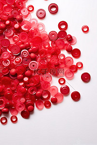 粒子白背景图片_白色表面上有多个红色珠子的红色塑料盘