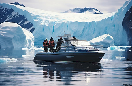 一艘小船在水面上行驶，附近有冰川