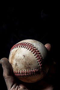 手里拿着一个戴着手套的棒球