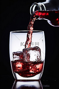 一瓶红酒倒入冰块倒入玻璃杯中