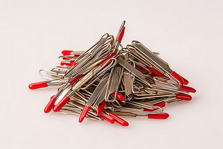 回形针背景图片_一堆银色铅笔和回形针