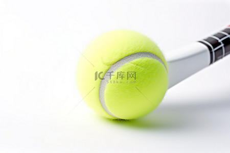 网球背景图片_白色背景上的球拍网球