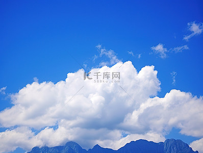 蓝天白云，背景是一座山
