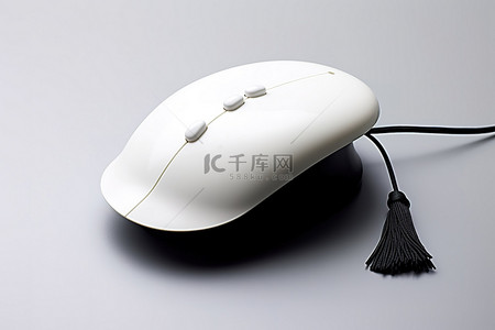 游戏鼠标背景图片_在电脑游戏世界中，将鼠标放在毕业帽上是很常见的