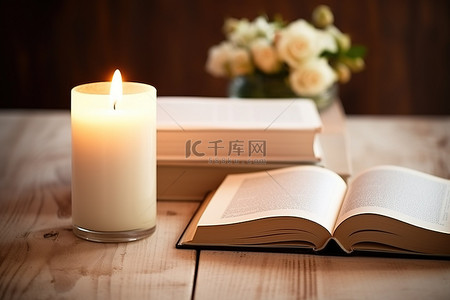 木桌上有书和打开书的白色蜡烛