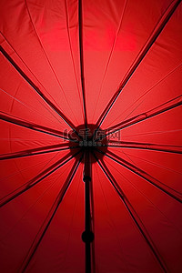 从下面看一把红色的雨伞