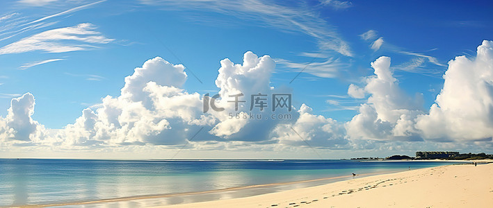 海滩海滩背景图片_海滩背景中有天空中的白云