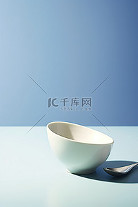 汤背景图片_蓝色背景中带碟子和勺子的汤碗
