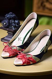 绿色背景图片_放在垫子上的武士风格的红色和绿色鞋子