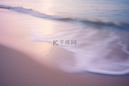 海边早晨背景图片_一幅风景如画的海滩，海边泛起涟漪