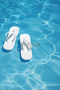 夏天人背景图片_两只白色人字拖漂浮在泳池的水面上