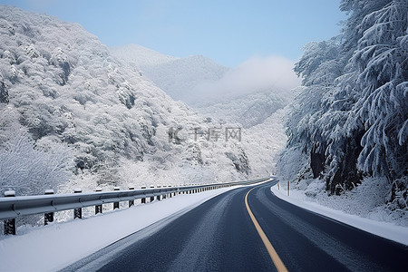 台湾的雪路，后面有山