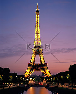 埃菲尔铁塔背景图片_巴黎的埃菲尔铁塔在黄昏时分被点亮