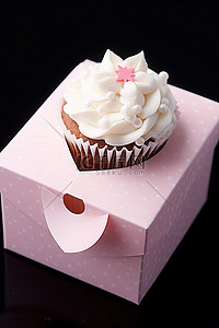 盒子里有白色和粉色的纸杯蛋糕
