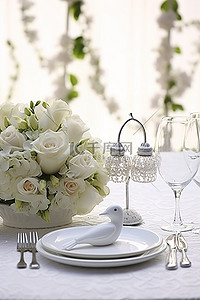 婚礼当天的餐桌布置为白色，有鸟语花香