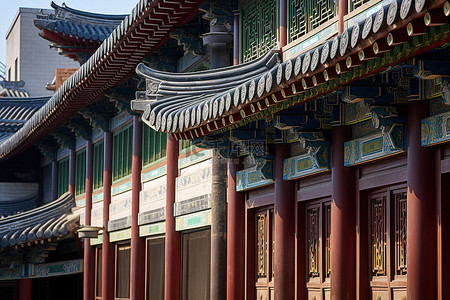 两人在街上走背景图片_街上的建筑物有许多中国风格的窗户