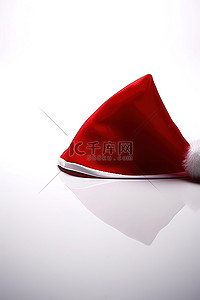 白色表面上的红色圣诞老人帽子