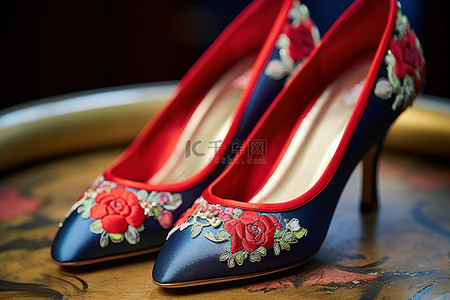 国潮婚纱照背景图片_蓝红金鞋是中式婚纱的造型