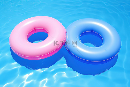 蓝色游泳圈背景图片_蓝色泳池中漂浮的两个游泳圈