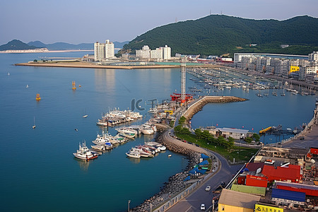 故人游船背景图片_清州湾有一个港口，有一个游船码头