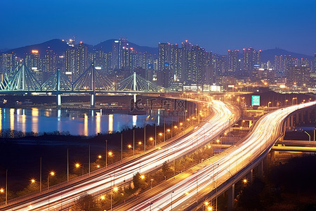 首尔市夜间，桥上有高速公路交通